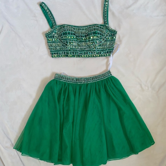 SHERRI HILL green two piece beaded set - Picture 1 of 3
